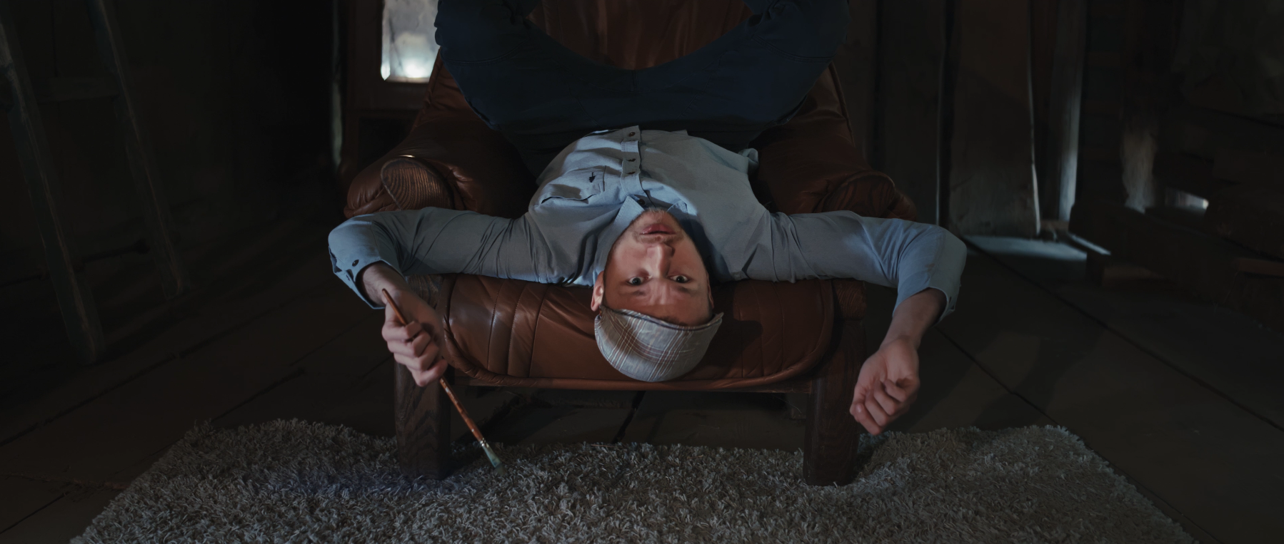 Jonas playing in "Give me your name" with the head upside-down on a couch